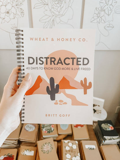 Distracted: 40 Days to know God more and live freed