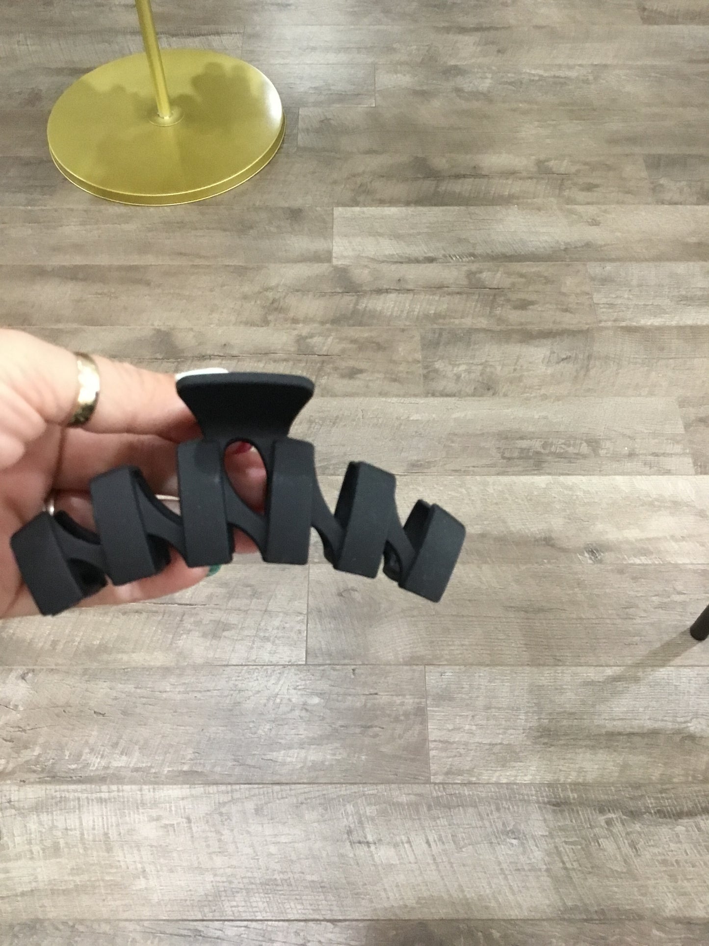Swirl design clip